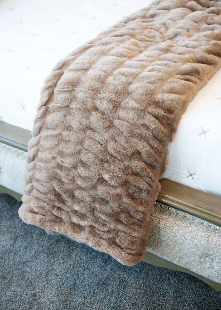 Hugs Milk Chocolate Blanket - Image 5